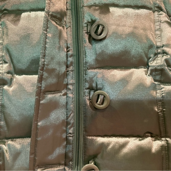 BNWT metallic green down puffer that converts into vest with removavle hood - Picture 7 of 9